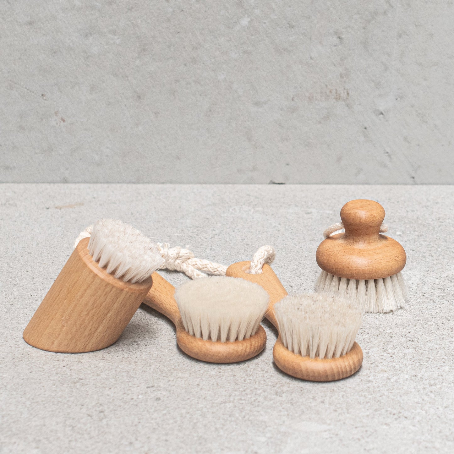Face Brush Standing