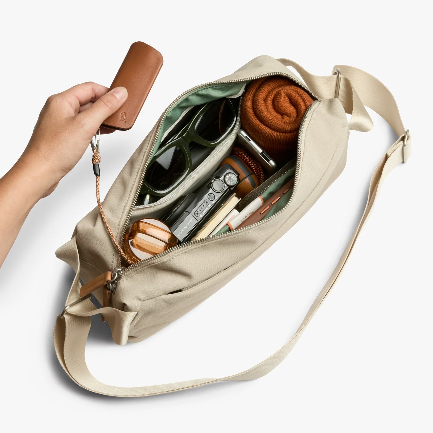 Bellroy Classic Sling 7L . Tahini