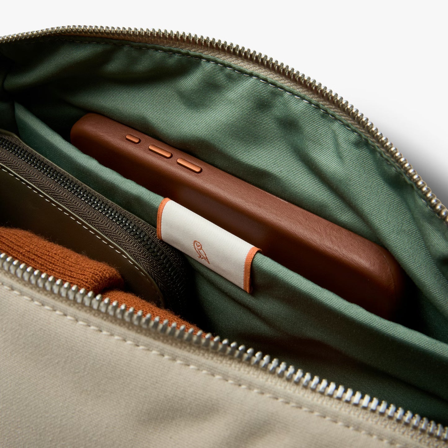 Bellroy Classic Sling 7L . Tahini