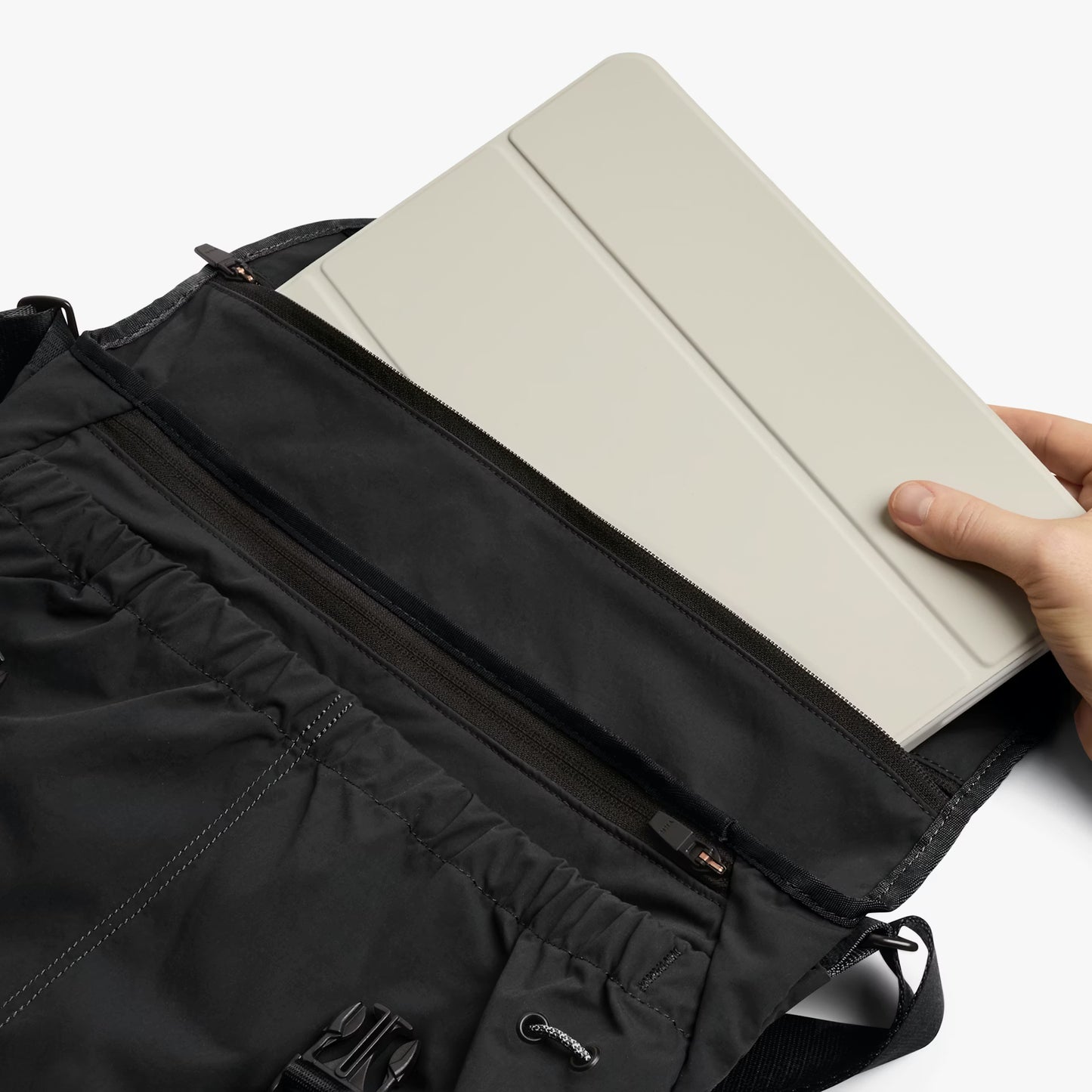 Bellroy Cinch Messenger . Black
