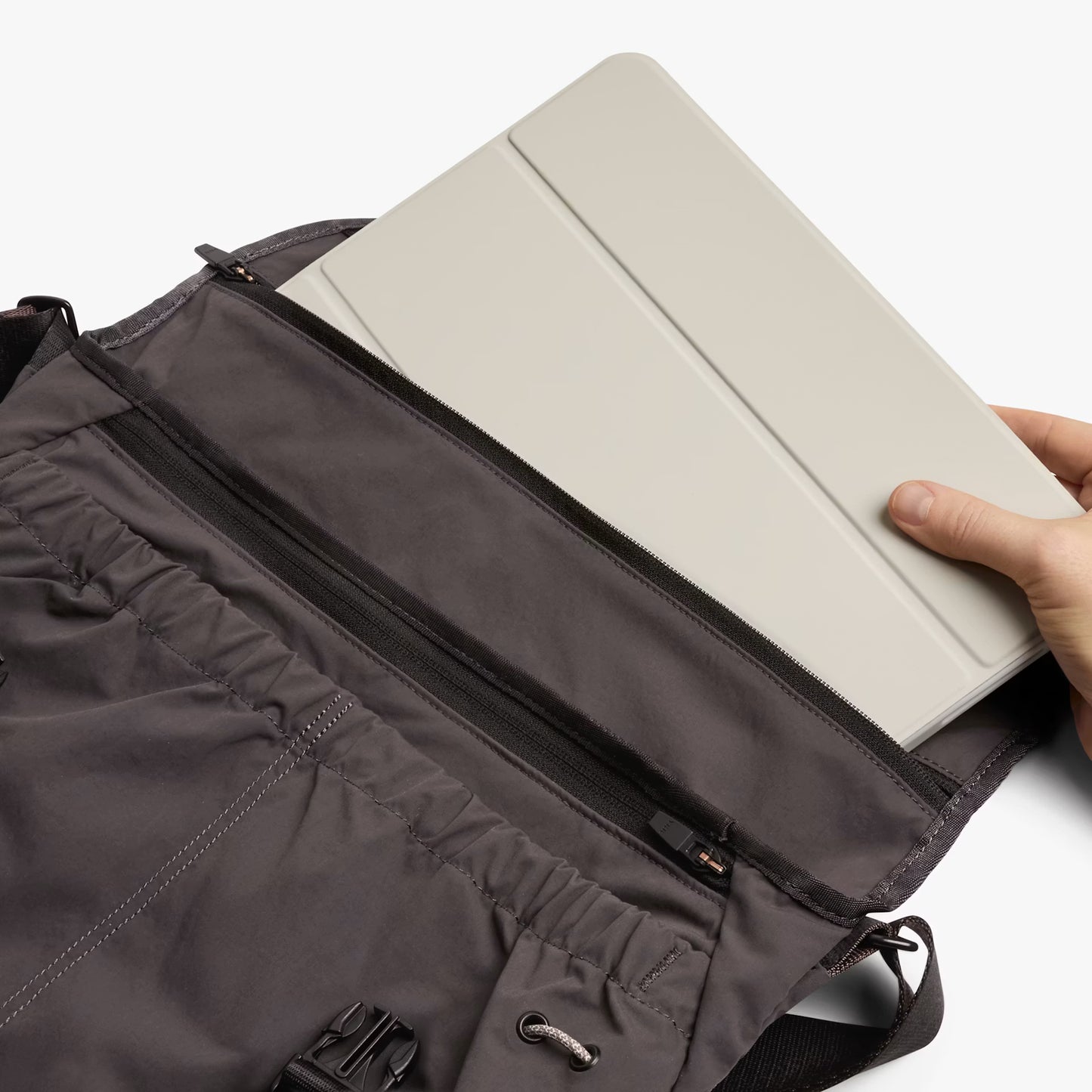 Bellroy Cinch Messenger . Charcoal