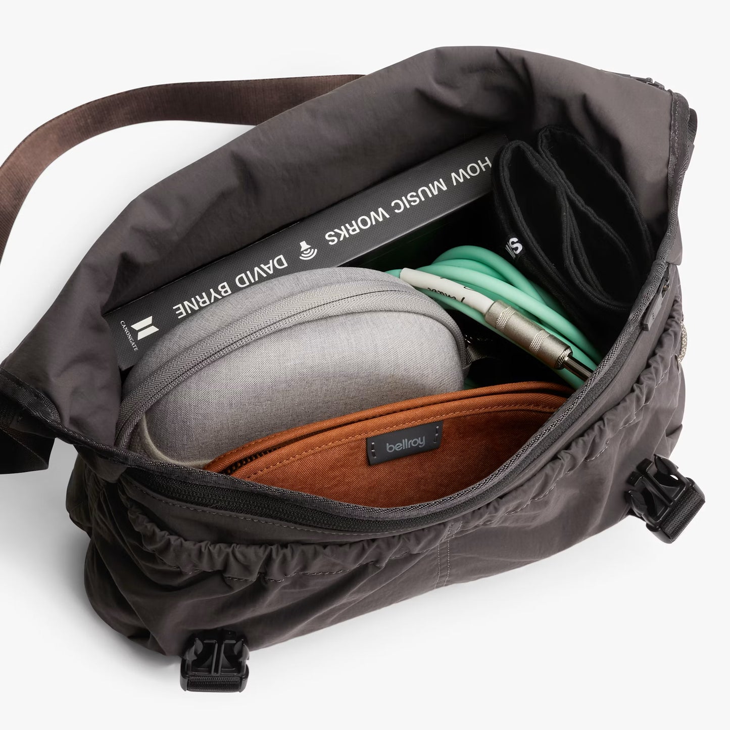 Bellroy Cinch Messenger . Charcoal