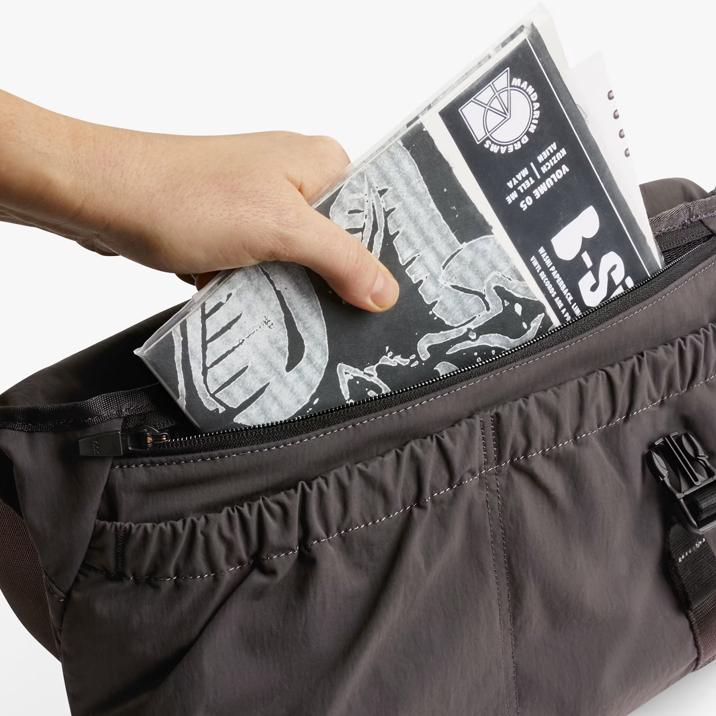 Bellroy Cinch Messenger . Charcoal