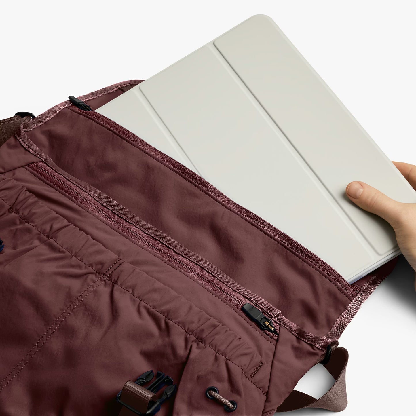 Bellroy Cinch Messenger . Burgundy