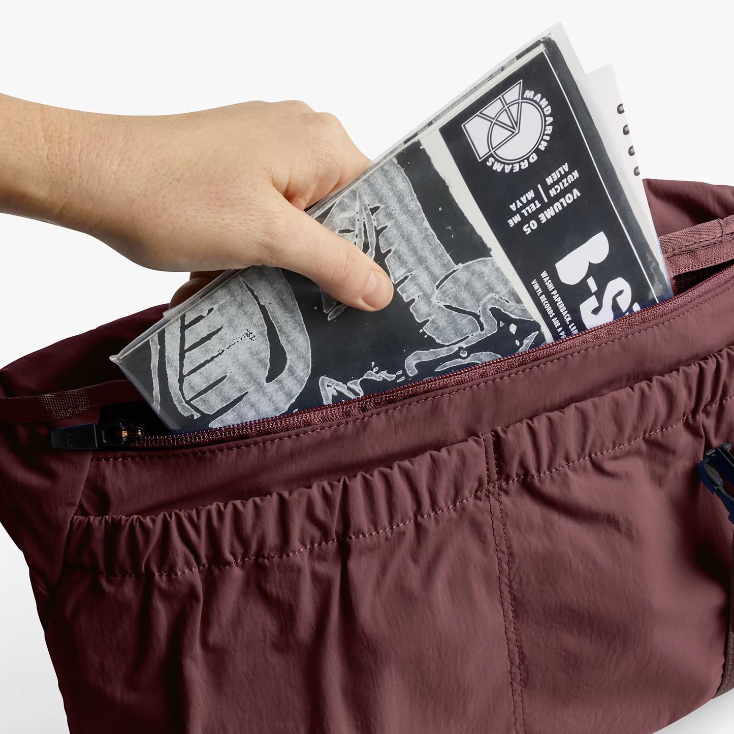 Bellroy Cinch Messenger . Burgundy