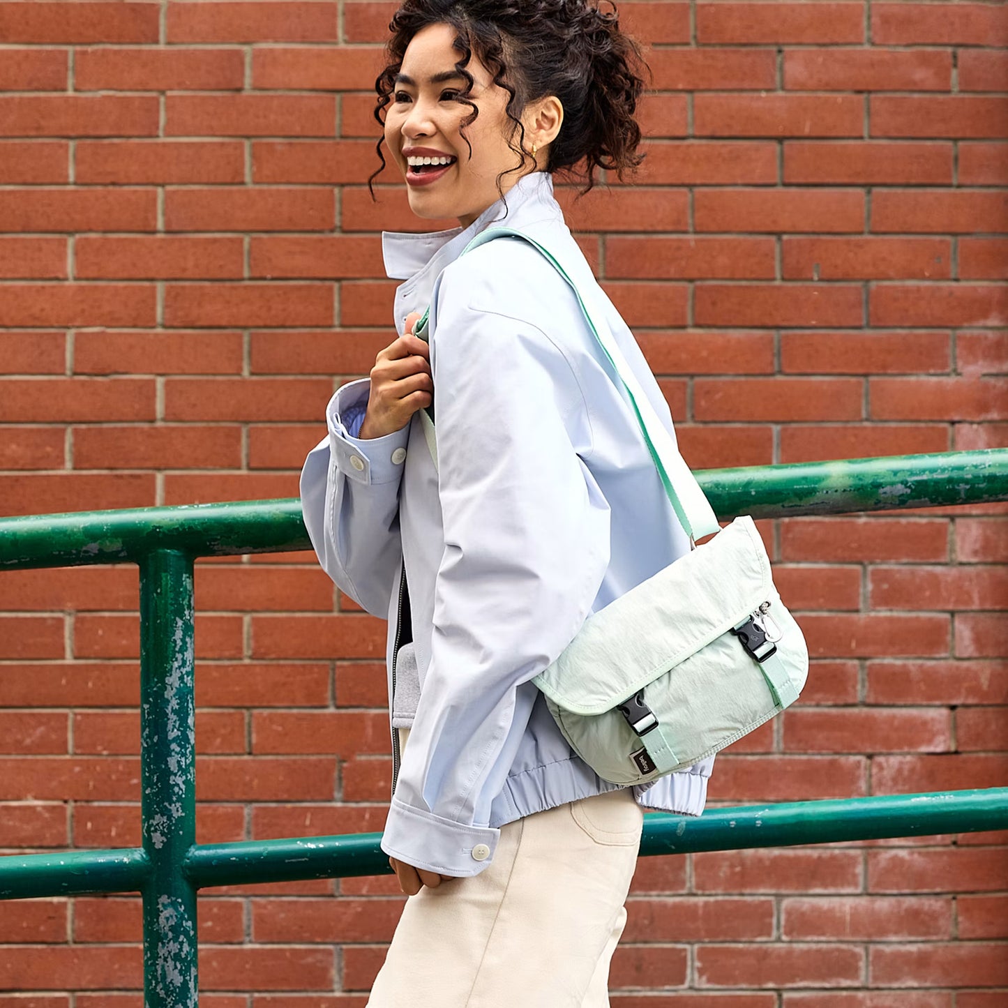 Bellroy Cinch Mini Messenger 6L . Burgundy