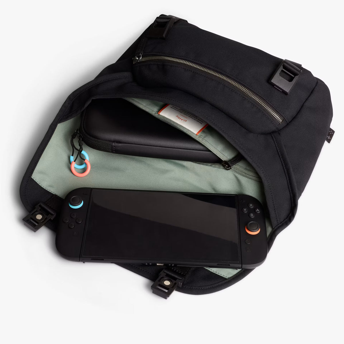 Bellroy Classic Messenger Gaming Edition . Black