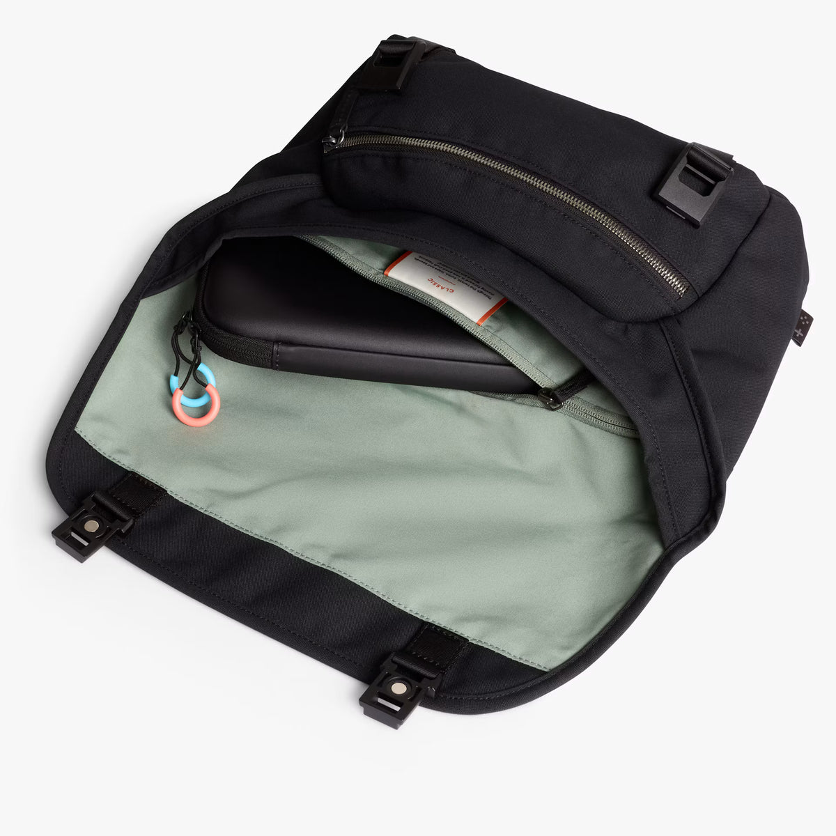 Bellroy Classic Messenger Gaming Edition . Black