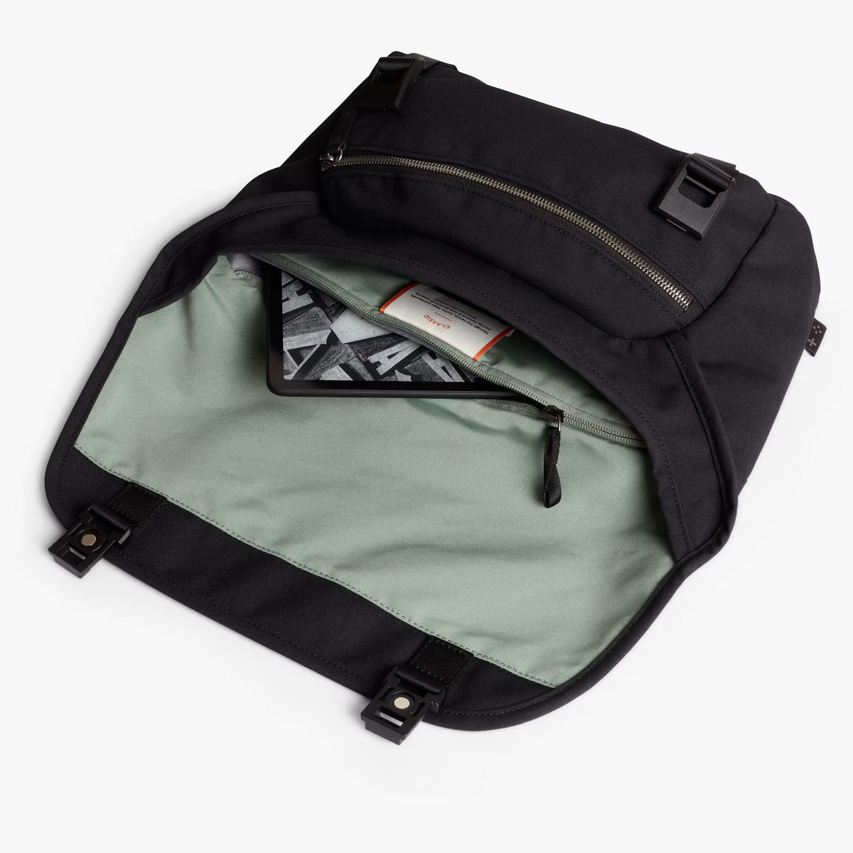 Bellroy Classic Messenger Gaming Edition . Black