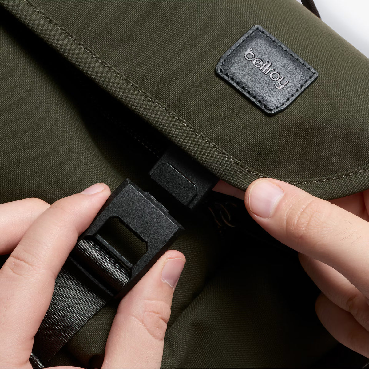 Bellroy Classic Messenger Gaming Edition . Olive