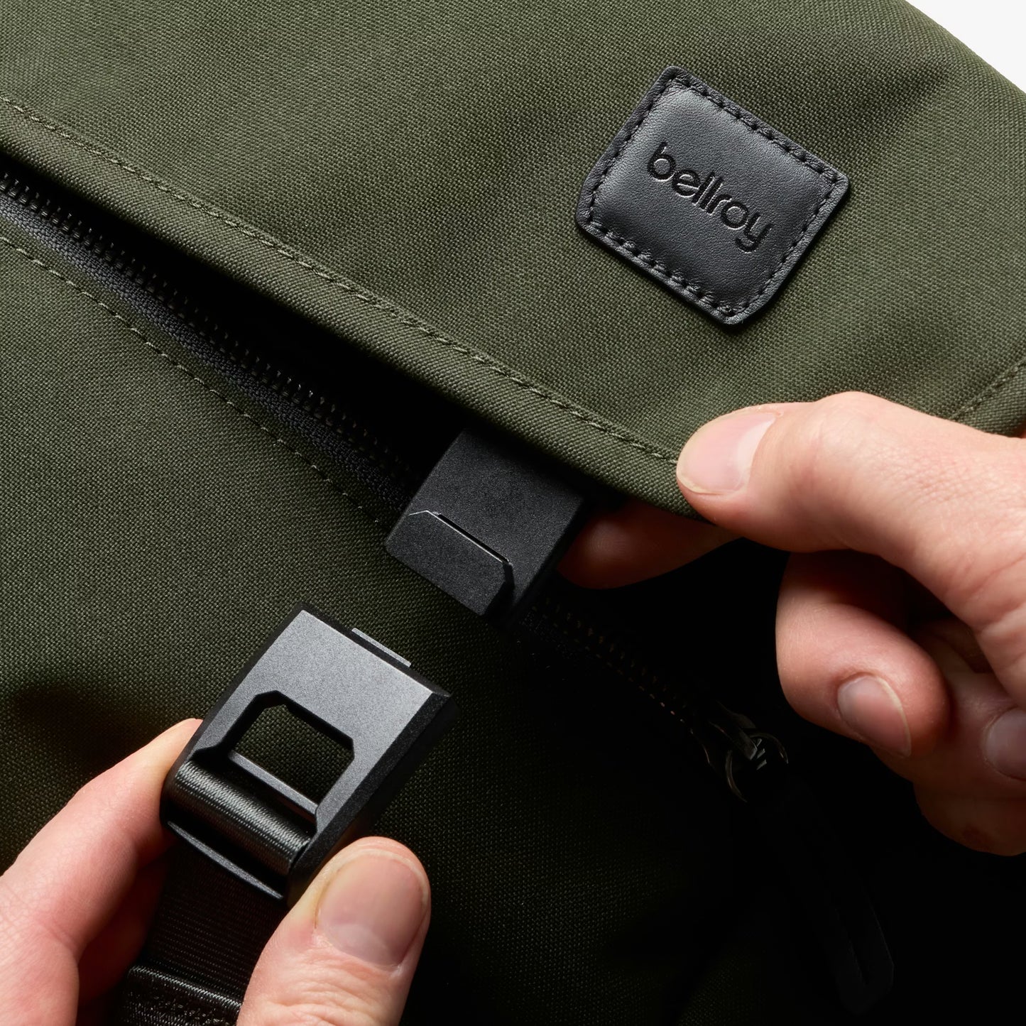 Bellroy Classic Messenger . Olive