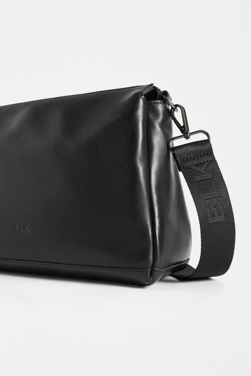 Veni Crossbody . Black